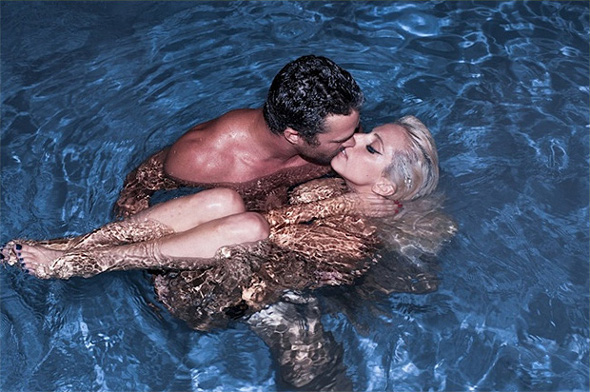 Lady Gaga nua na piscina com o namorado