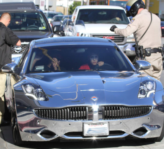 Paparazzi batem o carro depois de perseguir Justin Bieber