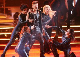 Arrasou! Justin Bieber canta "As Long As You Love Me" na programa "Dancing With Stars"