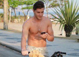 #OMG! Klebber Toledo passeia de bike sem camisa por orla carioca