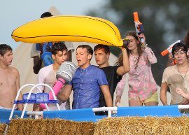 Saiu! One Direction lança o clipe de "Live While We're Young" \o/