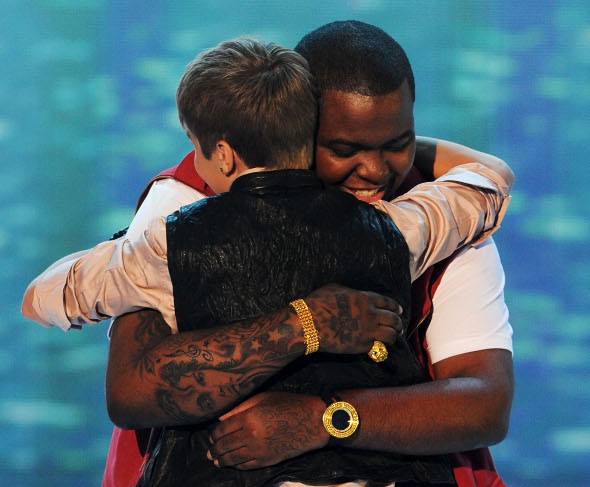 Sean Kingston passeia por Hollywood com carro de Justin Bieber