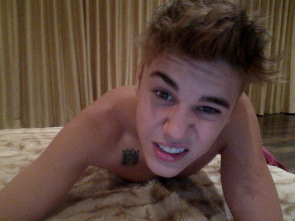 Justin Bieber faz nova tatuagem *-*