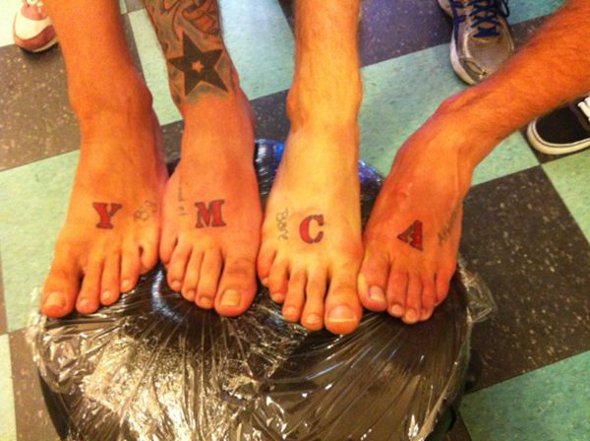 McFly faz tatuagem conjunta!