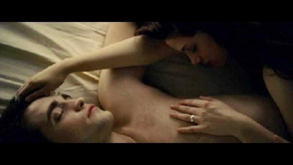 Robert Pattinson descreve cena de sexo em Amanhecer- parte 2: "Ridícula!"