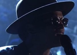 Bruno Mars canta ao vivo seu mais novo single: "Young Girls"