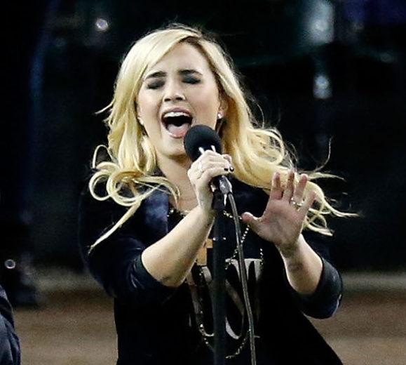 Demi Lovato canta o Hino Nacional dos Estados Unidos
