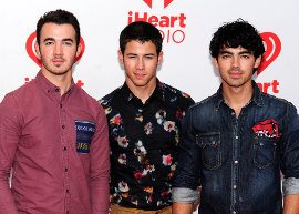 Jonas Brothers lança o single “Wedding Bells”