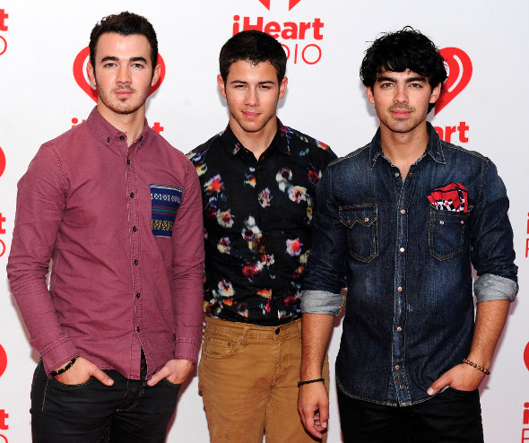 Jonas Brothers lançam o single “Wedding Bells”