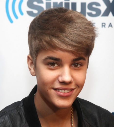 Fãs raspam o cabelo para apoiar falso câncer de Justin Bieber