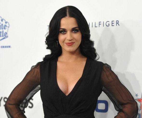 Katy Perry arrasa no decote em campanha contra o câncer