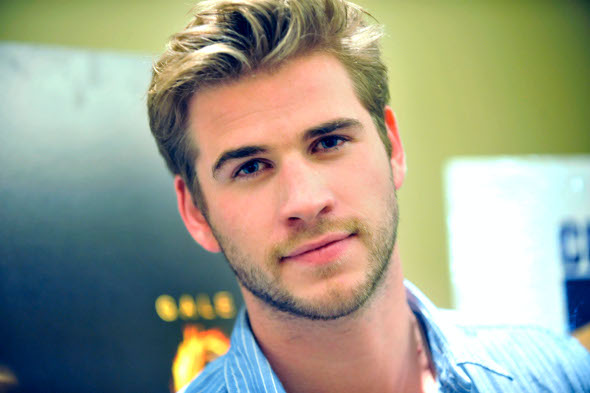 Liam Hemsworth torceu o joelho durante filmagens!