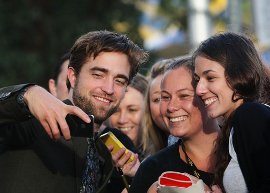 Robert Pattinson posa com fãs durante premiére em Sidney