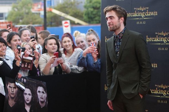 Robert Pattinson posa com fãs durante premiére em Sidney