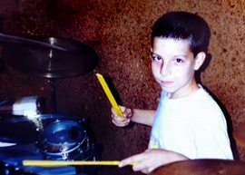 Di Ferrero criança tocando bateria