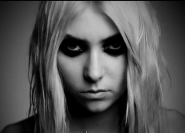 Taylor Momsen, de “Gossip Girl”, fica nua em novo clipe!