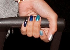 Alessandra Ambrósio aposta em unhas coloridas e filha única