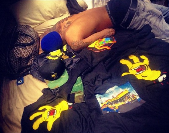 Rihanna publica foto de Chris Brown sem camisa em cama de hotel! 