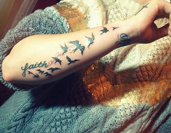 Demi Lovato faz nova tattoo!