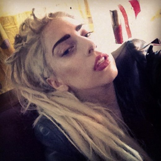 Lady Gaga faz dreads no cabelo