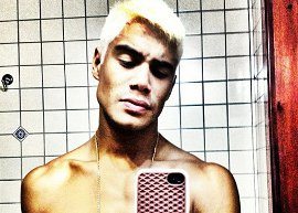 Micael Borges pinta o cabelo de loiro