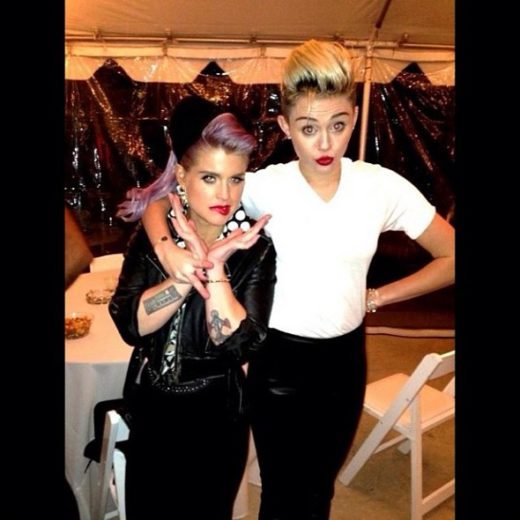 Kelly Osbourne usa sutiã de Miley Cyrus na cabeça!