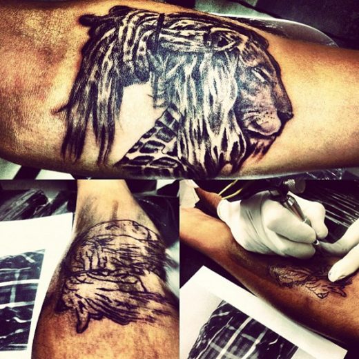 Caio Castro faz nova tatuagem
