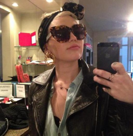 Miley Cyrus se diverte com roupas de amiga e diz que não muda mais os cabelos