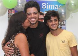 Fãs fazem festa de aniversário para Rodrigo Simas