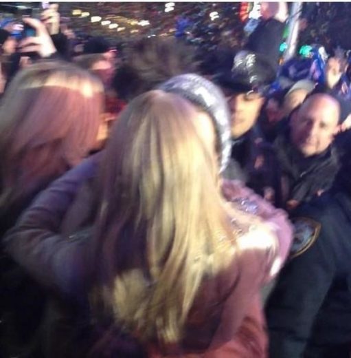 Harry Styles e Taylor Swift se beijam na virada do ano