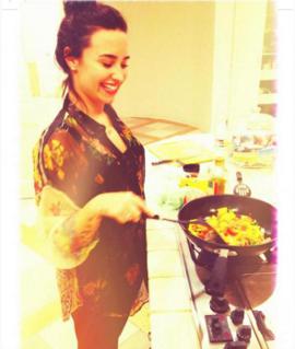 Demi Lovato posta foto cozinhando