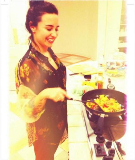 Demi Lovato posta foto cozinhando