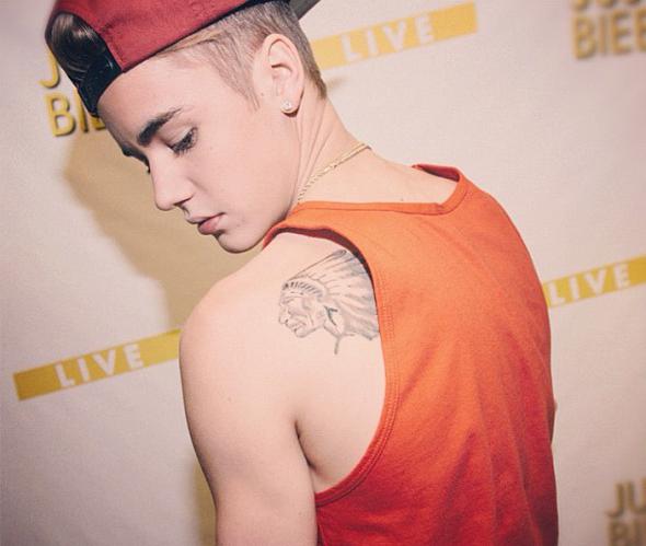 Justin Bieber faz tatuagem para o avô