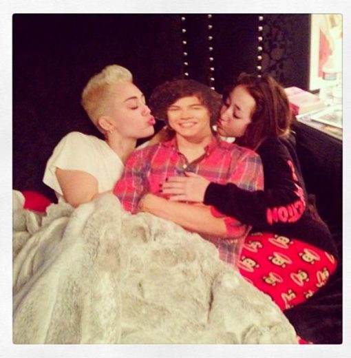 Miley Cyrus agarra poster de Harry Styles na cama