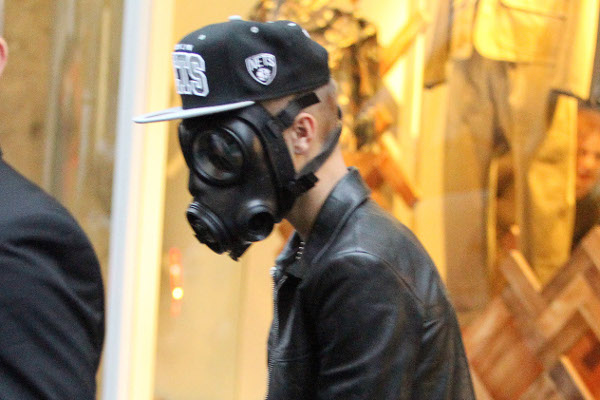 Justin Bieber usa máscara de gás para fazer compras em Londres-materia