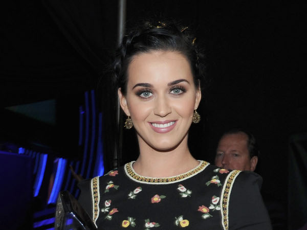 Katy Perry vai lançar linha de roupas própria-materia