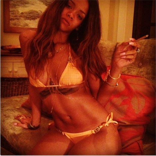 Melhor amiga de Rihanna divulga fotos sensuais da cantora-materia