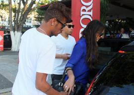 Bruna Marquezine e Neymar atendem fãs durante almoço