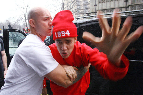 Justin Bieber tenta agredir paparazzi-materia