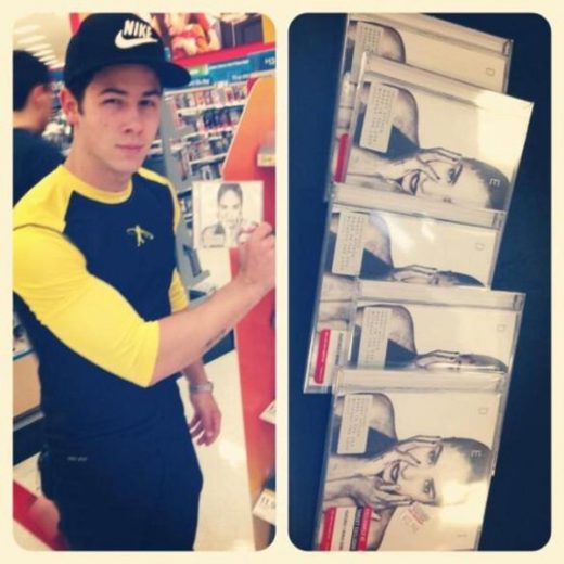 Nick Jonas com CDs