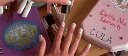 mulher passando esmalte
