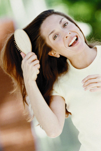 Mulher escovando os cabelos