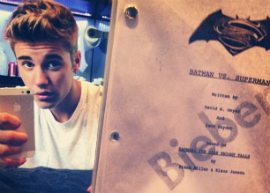 Justin Bieber posta foto com roteiro do proximo filme do batman