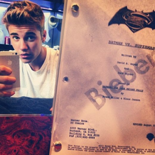 Justin Bieber posta foto com roteiro do proximo filme do batman 