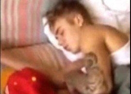 Justin Bieber aparece dormindo em vídeo gravado por garota