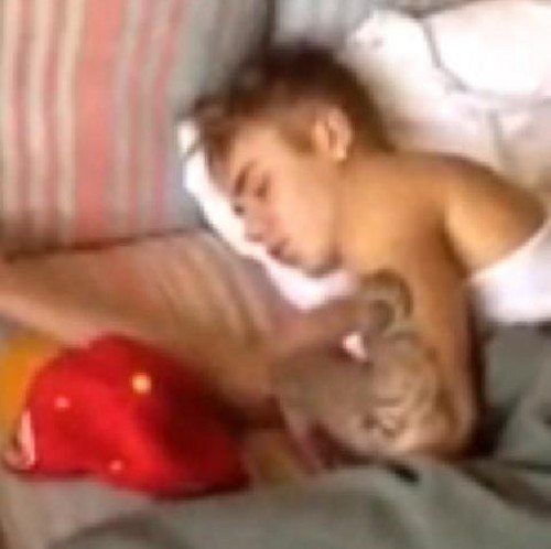 Justin Bieber aparece dormindo em vídeo gravado por garota