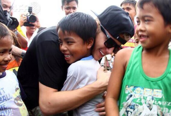 Justin Bieber abraça garoto filipino