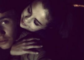 Justin Bieber posta foto com Selena Gomez abraçadinha