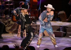 Miley Cyrus se apresenta ao lado de Madonna