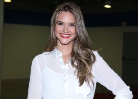 Juliana Paiva completa 21 anos e ganha festa surpresa